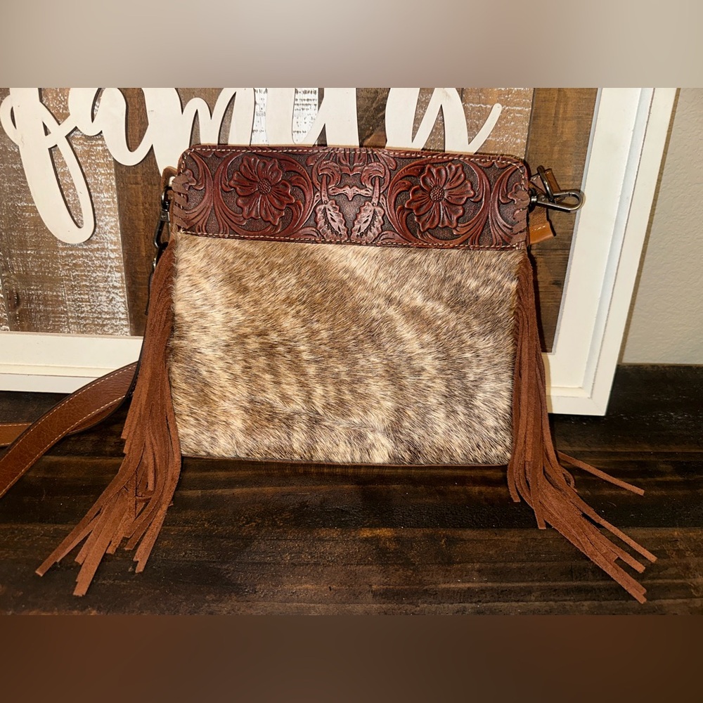 Hand tooled genuine cowhide and leather Fringe crossbody bag
Non smoker, no odor